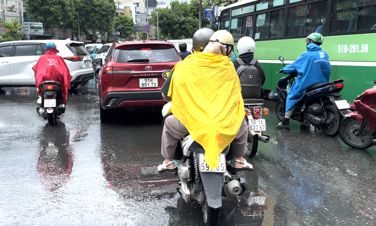 ÁO MƯA CÁNH DƠI: NGUY HIỂM VÀ CÁCH MẶC AN TOÀN KHI ĐI XE MÁY