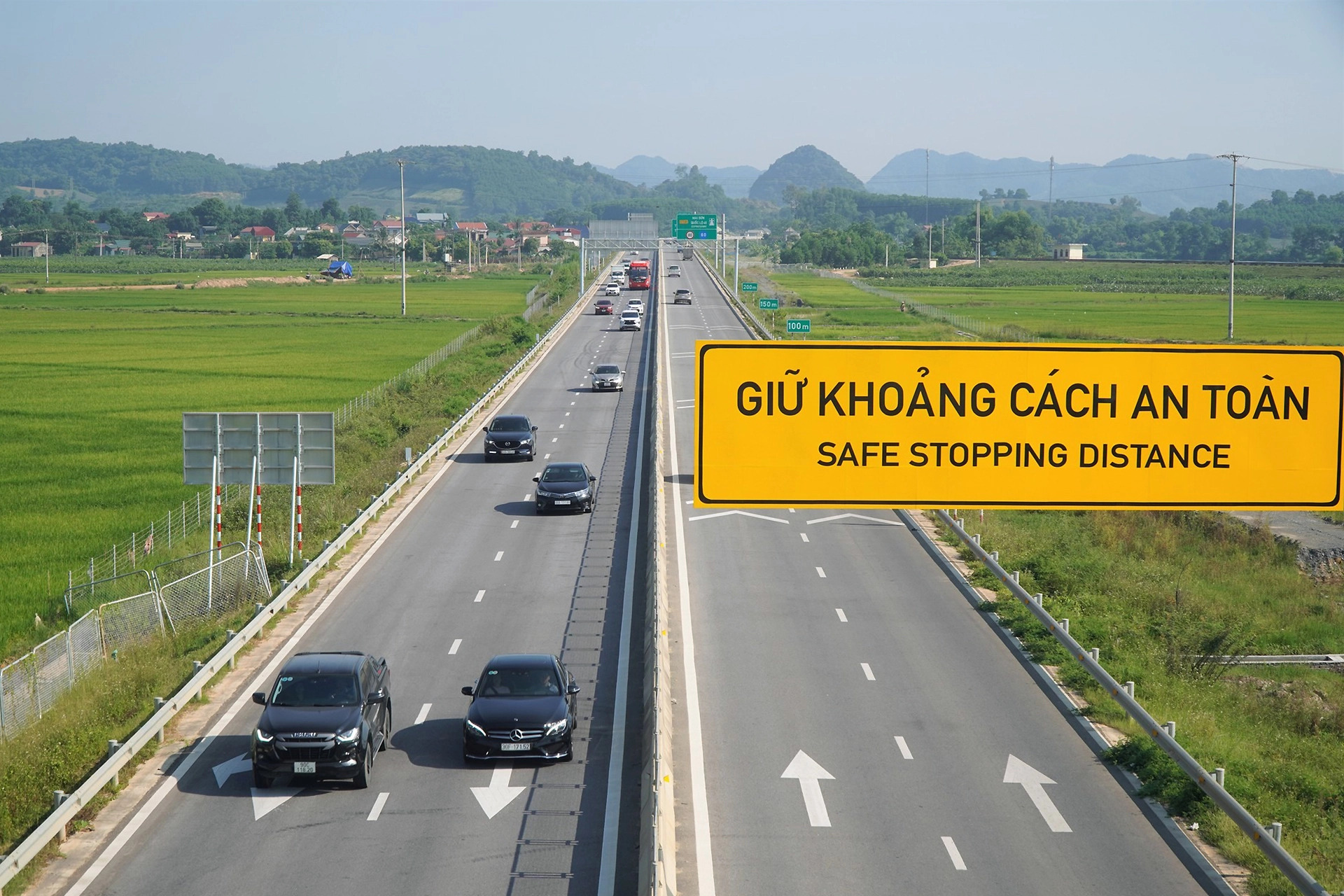 CÁCH DUY TRÌ KHOẢNG CÁCH PHÙ HỢP TRÊN ĐƯỜNG CAO TỐC