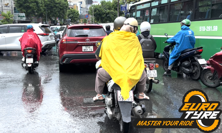 ÁO MƯA CÁNH DƠI: NGUY HIỂM VÀ CÁCH MẶC AN TOÀN KHI ĐI XE MÁY