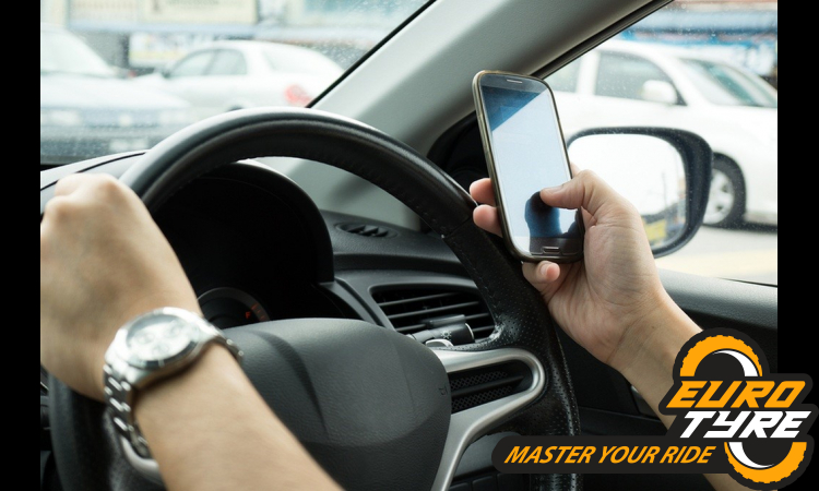 DÙNG ĐIỆN THOẠI KHI ĐANG DỪNG XE CHỜ ĐÈN ĐỎ CÓ BỊ PHẠT KHÔNG?